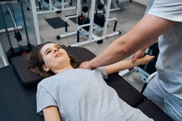 Girl gets chiropractic shoulder therapy